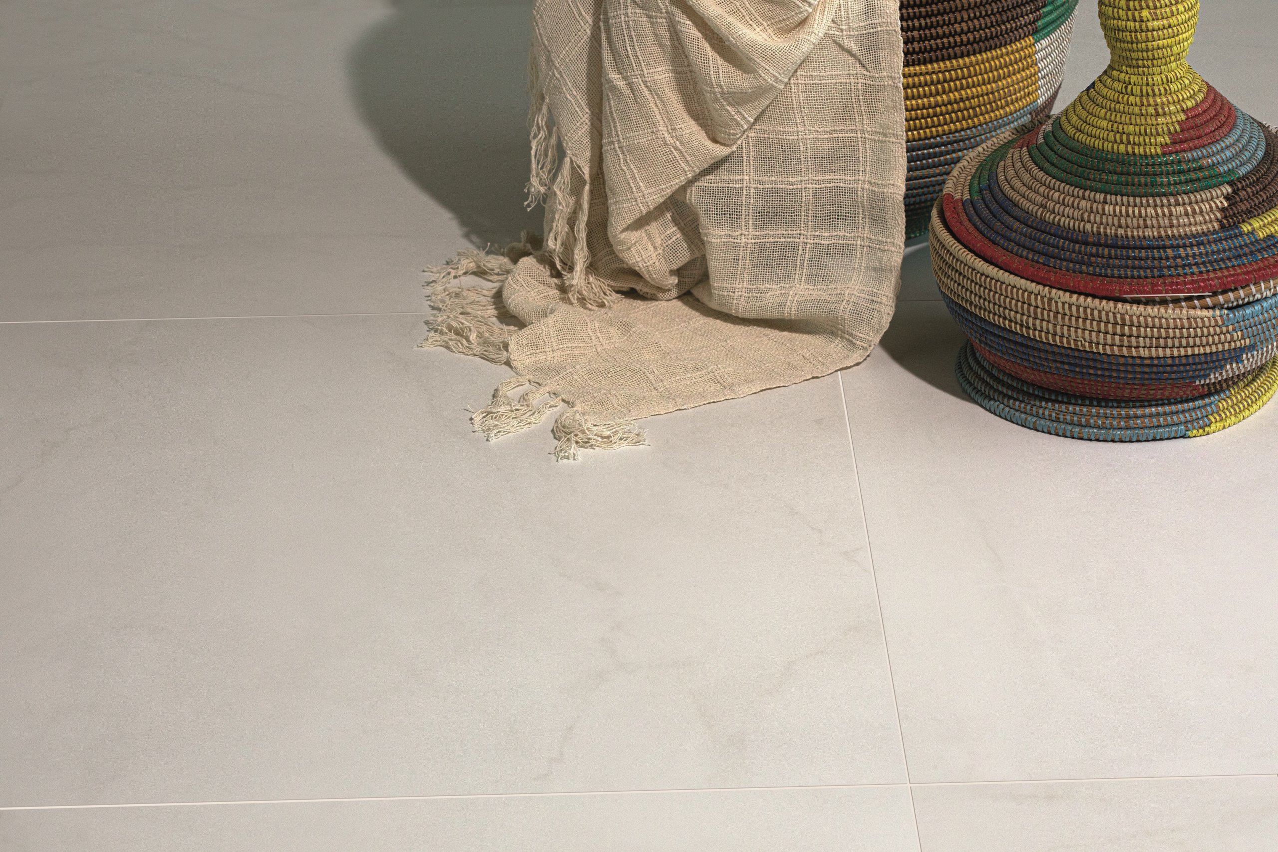 A cerâmica branca é versátil e plural, permitindo combinar texturas e cores, criando um ambiente ímpar. Na imagem, destaque para a cerâmica Heritage branca, da Pointer